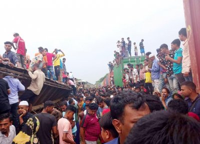 দুর্ঘটনার পর সেখানে উৎসুক জনতার ভিড়