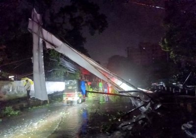 ঘূর্ণিঝড় হামুনের প্রভাবে কক্সবাজারে প্রচণ্ড বাতাসে লন্ডভন্ড হয়ে গেছে গাছপালা, তোরণ, বিলবোর্ড (ছবি: ফোকাস বাংলা)
