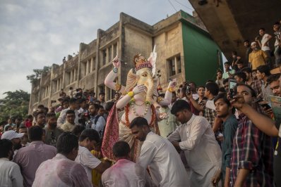 দুর্গা বিসর্জনকে ঘিরে হিন্দু ধর্মাবলম্বী মানুষের ঢল, ছবি: সাজ্জাদ হোসেন