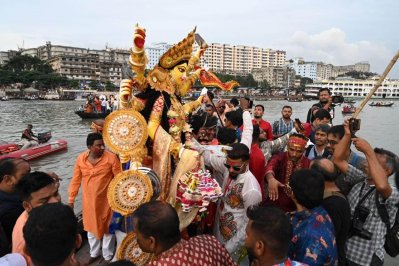 দুর্গা দেবীকে বিসর্জনের দৃশ্য ক্যামেরাবন্দি করে রাখেন অনেকে, ছবি: নাসিরুল ইসলাম