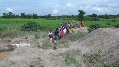 ক্ষতিগ্রস্ত কৃষকরা জমির পাশে জড়ো হয়ে প্রতিবাদ জানালেও কাজ বন্ধ হয়নি