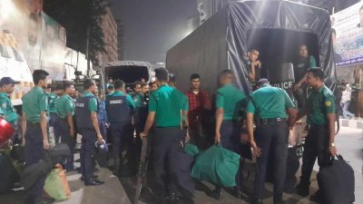 নয়াপল্টন এলাকা ছেড়ে যাচ্ছেন পুলিশ সদস্যরা