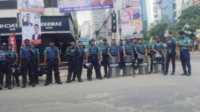 রাস্তায় সতর্ক অবস্থান নিয়েছে পুলিশ