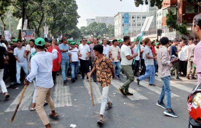 লাঠি হাতে সমাবেশে যোগ দিতে আসছেন আওয়ামী লীগের কর্মীরা