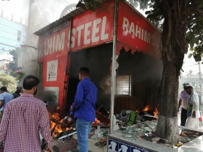 ভেঙে ফেলা পুলিশ বক্স (ছবি: নাসিরুল ইসলাম)