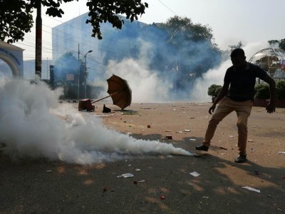 কাকরাইলে পুলিশ ও বিএনপির কর্মীদের মধ্যে সংঘর্ষ (ছবি: নাসিরুল ইসলাম)