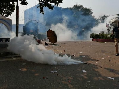হাইকোর্ট এলাকায় সংর্ষের পর টিয়ার শেল ছোড়ে পুলিশ (ছবি: নাসিরুল ইসলাম)