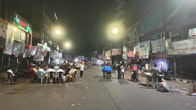 মধ্যরাতে বঙ্গবন্ধু অ্যাভিনিউয়ে আওয়ামী লীগের কেন্দ্রীয় কার্যালয়ের সামনের রাস্তায় নেতাকর্মীরা আলাপচারিতায় ব্যস্ত