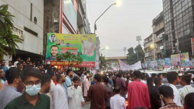 গুলিস্তানে আওয়ামী লীগের কেন্দ্রীয় কার্যালয়ের সামনে নেতাকর্মীদের ভিড়