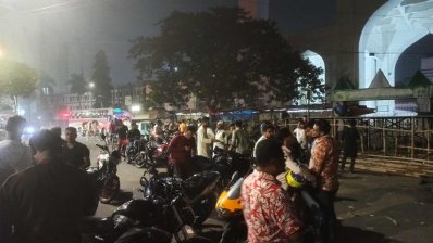 মঞ্চের সামনে অনেককে খোশগল্প করতে দেখা গেছে