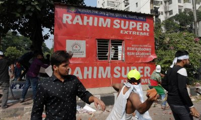 কাকরাইলে পুলিশ বক্সে হামলা (ছবি: নাসিরুল ইসলাম)