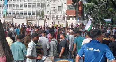 লাঠি হাতে সমাবেশে যোগ দিচ্ছেন আওয়ামী লীগের কর্মীরা