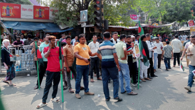 লাঠি ও পাইপ হাতে সমাবেশে যোগ দিতে আসছেন আওয়ামী লীগের কর্মীরা