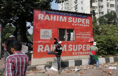 কাকরাইলে পুলিশ বক্সে হামলা (ছবি: নাসিরুল ইসলাম)