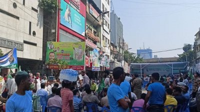 বঙ্গবন্ধু এভিনিউয়ে আওয়ামী লীগের কেন্দ্রীয় কার্যালয়ের সামনে অবস্থান নিয়েছেন নেতাকর্মীরা