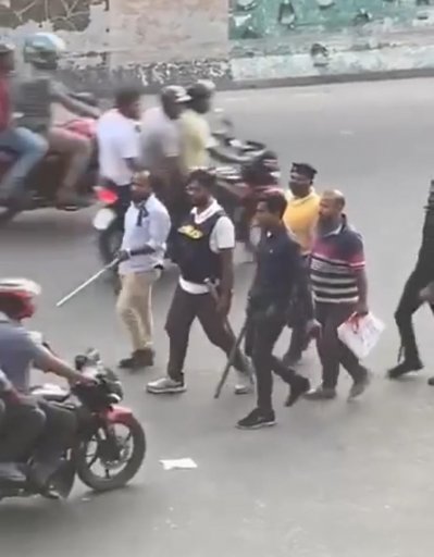 শনিবার রবিউল ইসলাম নয়ন ও তার সহযোগীরা লাঠি হাতে ঘুরে ঘুরে নাশকতা চালায় বলে সিসিটিভি ফুটেজে দেখা গেছে