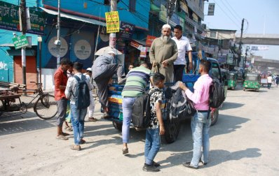 হরতালে গণপরিবহন কম থাকায় দুর্ভোগ পড়েন সাধারণ যাত্রীরা (ছবি: ফোকাস বাংলা)