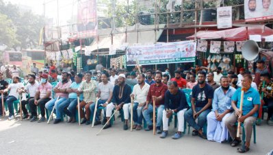 হরতাল প্রতিহত করতে রবিবার যাত্রাবাড়ীতে অবস্থান নিয়েছিলেন আওয়ামী লীগের কর্মীরা (ছবি: ফোকাস বাংলা)