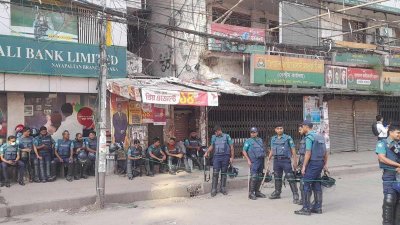 নয়াপল্টনে পুলিশের অবস্থান