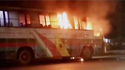 দেশের বিভিন্ন স্থানে বাসে আগুন লাগিয়ে দেওয়ার ঘটনা ঘটছে