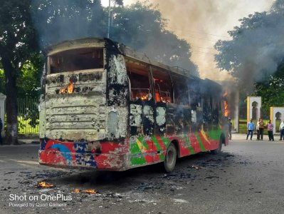 মঙ্গলবার বিকালে হােইকোর্টের সামনে একটি বাসে অগ্নিসংযোগ করা হয়