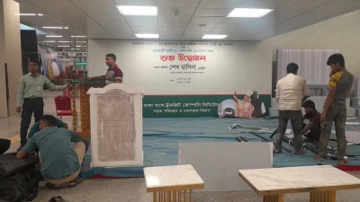 মেট্রোরেলের মতিঝিল স্টেশনে উদ্বোধনী অনুষ্ঠানের মঞ্চ তৈরির কাজ চলছে