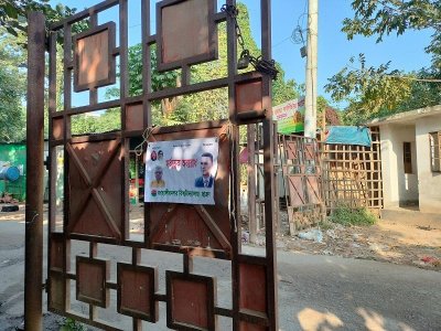 পরে কন্ট্রোল রুমের নির্দেশে আধা ঘণ্টার মধ্যেই তালা খুলে দেন নিরাপত্তাকর্মীরা