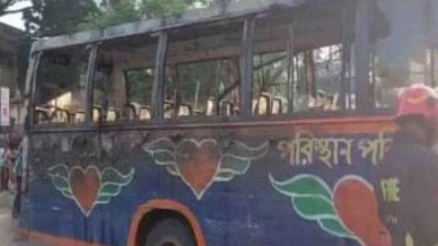 রাজধানীর উত্তরা আজমপুর বাসস্ট্যান্ড এলাকায় পরিস্থান পরিবহনের একটি যাত্রীবাহী বাসে আগুন দেয় দুর্বৃত্তরা
