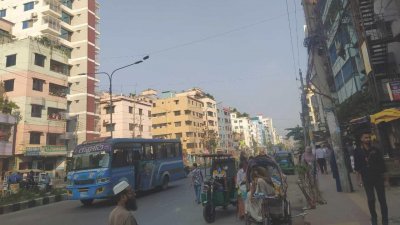 দুপুর দেড়টার দিকে যান চলাচল স্বাভাবিক হয়