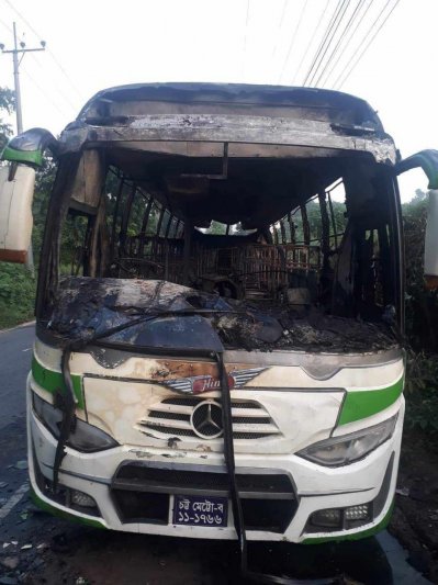রাঙ্গুনিয়া উপজেলায় জ্বালিয়ে দেওয়া বাস