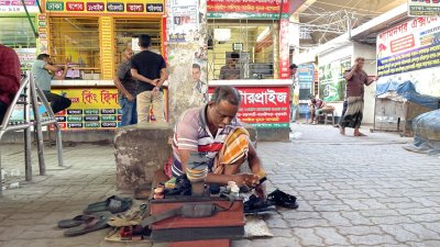 টার্মিনালের যাত্রীদের ওপর ভরসা করেই চলে এই শ্রমজীবীদের জীবন