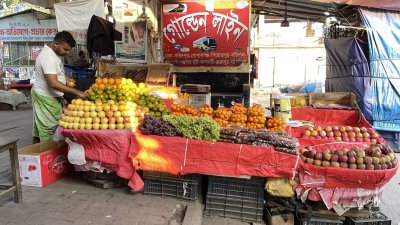 যান চলাচল না থাকায় লোক নেই গাবতলী টার্মিনালে, ফলে ভাসমান বা ছোটো দোকানগুলোর ব্যবসাও বন্ধ