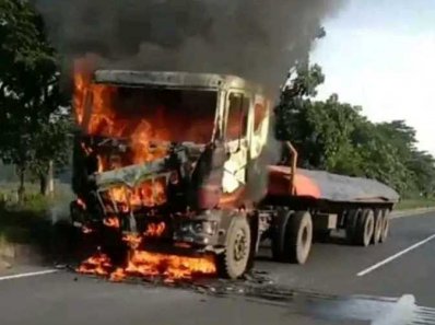 চট্টগ্রামে জ্বালিয়ে দেওয়া ট্রাক