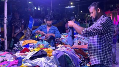 যারা গ্রামে যাচ্ছেন তারাই মূলত এখন কিনছেন এসব শীতের পোশাক