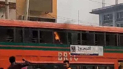 রবিবার সন্ধ্যায় ঢাকা বিশ্ববিদ্যালয়ের শিক্ষার্থীদের বহনকারী ‘চৈতালী’ নামের বাসটিতে আগুন ধরিয়ে দেয় দুর্বৃত্তরা