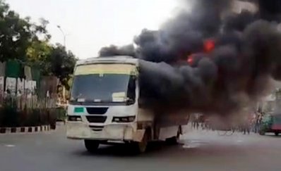 সোমবার বিকালে রাজধানীর গুলিস্তানে বাসে আগুন