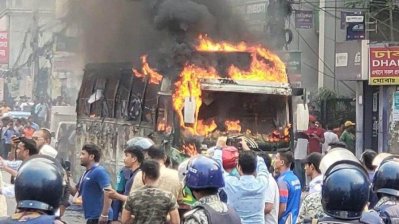 বৃহস্পতিবার রাজধানীর শাহজাদপুরে যাত্রীবাহী বাসে আগুন দেয় দুর্বৃত্তরা
