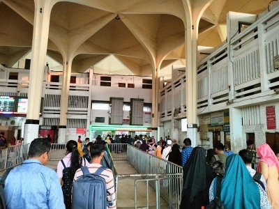 ট্রেনে যাওয়া ছাড়া অন্য কোনও উপায় দেখছেন না যাত্রীরা