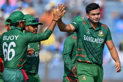 হেডকে তুলে নিয়েছেন তাসকিন।