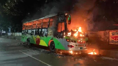 শনিবার সন্ধ্যায়ও নটরডেমের সামনে একটি বাসে আগুন দেওয়া হয়। (ছবি: বাংলা ট্রিবিউন)