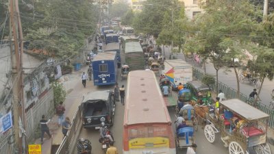 স্বাভাবিক দিনের মতোই গাড়ি চলাচল করছে পুরান ঢাকায়