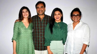 বাঁ থেকে- সানজানা সাঙ্ঘি, পঙ্কজ ত্রিপাঠী, জয়া আহসান ও পার্বতী থিরুবথু