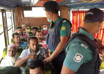 গণপরিবহনেও তল্লাশি চালাচ্ছে পুলিশ