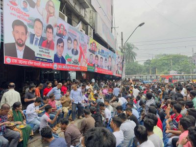 বৃহস্পতিবার সকাল থেকেই দলের নেতাকর্মীদের পদচারণা বাড়তে থাকে আওয়ামী লীগের কেন্দ্রীয় কার্যালয়ের সামনে 