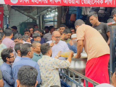 দুপুরে দলীয় অফিসে উৎসবের আমেজে খিচুড়ি খেতে দেখা যায় আওয়ামী লীগের নেতাকর্মীদের