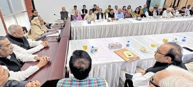 আওয়ামী লীগের নির্বাচন পরিচালনা কমিটির সভা (ছবি: ফোকাস বাংলা)