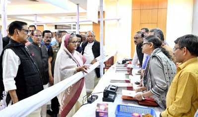 দলের মনোনয়ন ফরম বিক্রির বিভিন্ন বুথ ঘুরে দেখছেন শেখ হাসিনা, ছবি: ফোকাস বাংলা