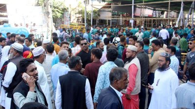 দ্বিতীয় দিনের মতো আওয়ামী লীগের দলীয় মনোনয়ন ফরম বিক্রি চলছে। ছবি: ফোকাস বাংলা