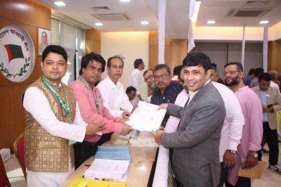 মনোনয়ন ফরম নিচ্ছেন প্রার্থী ও তাদের প্রতিনিধিরা