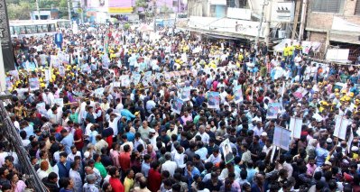 আওয়ামী লীগের কেন্দ্রীয় কার্যালয়ে মনোনয়ন কেনার জন্য ভিড় (ছবি: ফোকাস বাংলা)